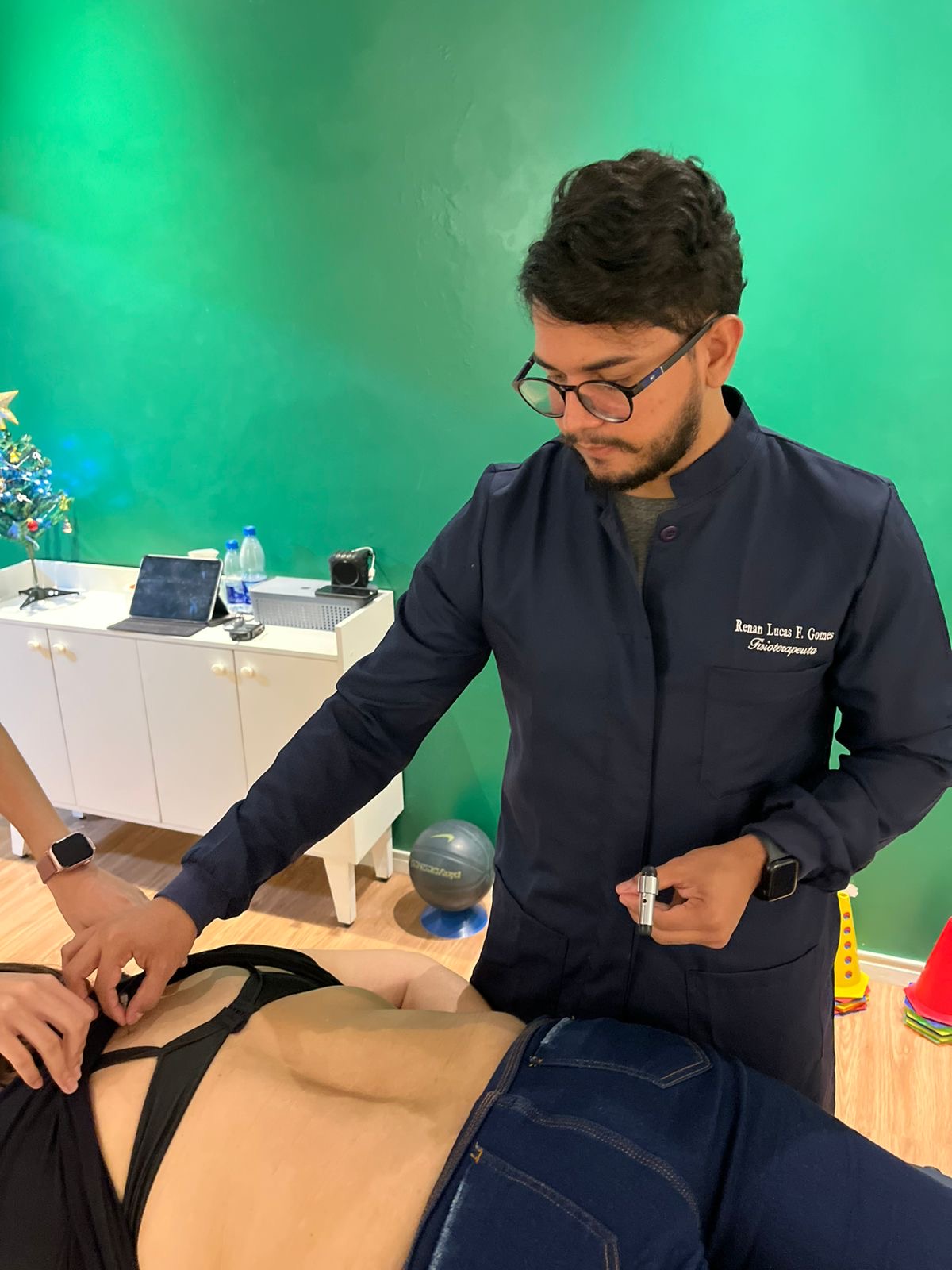 Dr. Renan Lucas em atendimento de fisioterapia no consultório