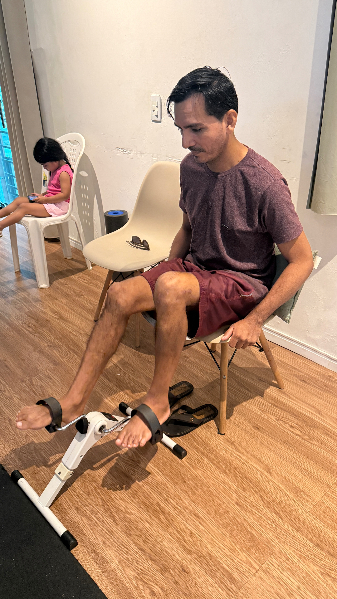 Paciente realizando exercício terapêutico orientado no consultório