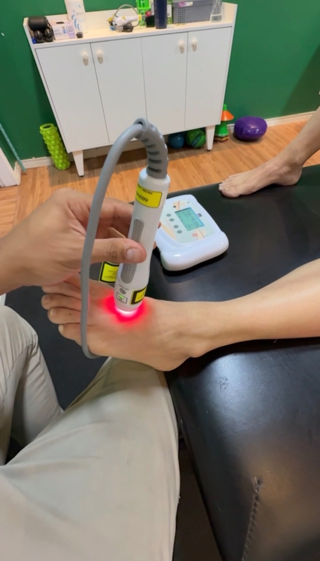 Laserterapia aplicada para reduzir dor e inflamação no tornozelo