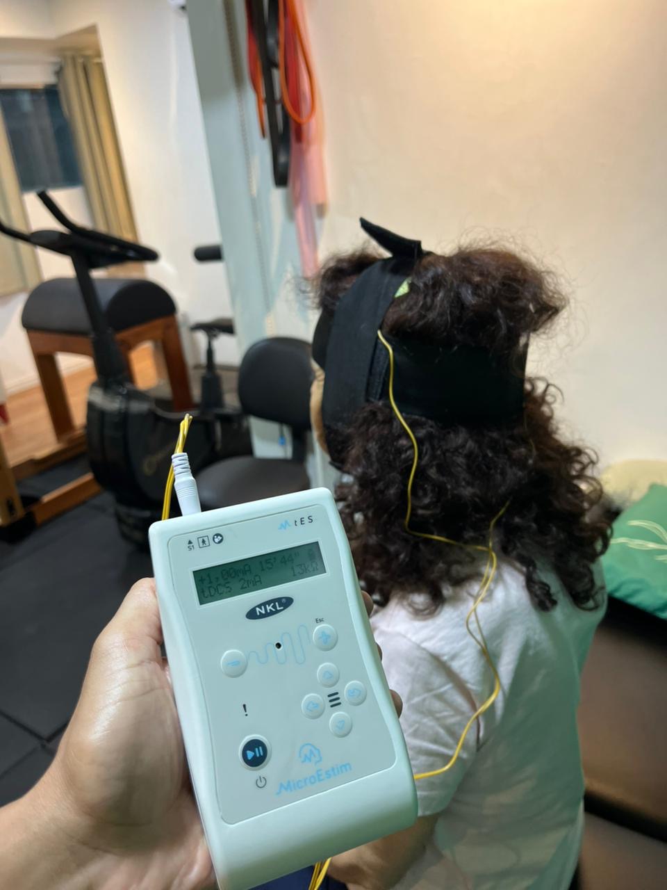 Aplicação de estimulação transcraniana por corrente contínua (tDCS) em paciente