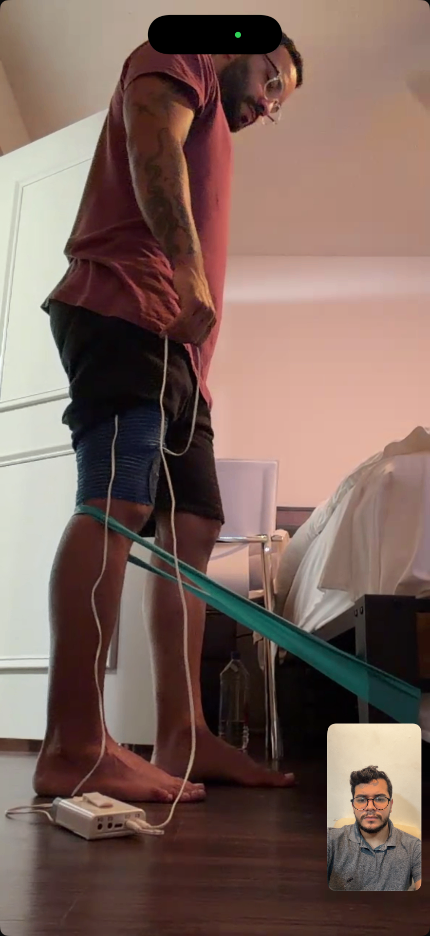 Atendimento por teleconsulta com orientação de exercício usando banda elástica
